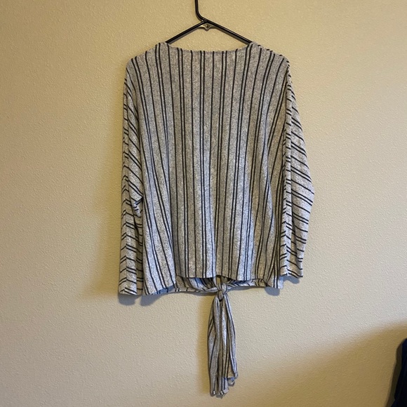 Sweater w/ tie - Picture 4 of 4